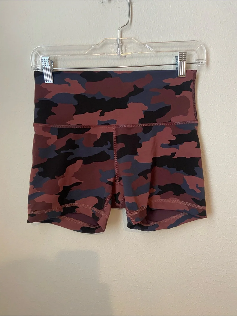 Lululemon Camo High Rise Short Shorts Size 8 Burgundy Navy Black